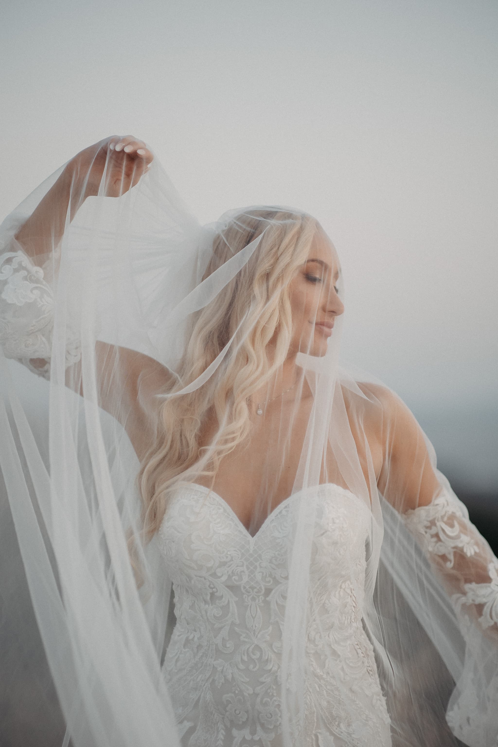 First Look vs. Traditional Reveal: What's Better for Your Wedding Photos?